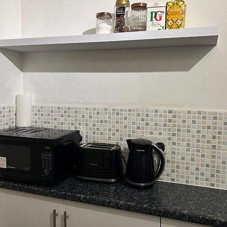 One Bedroom Flat In Chiswick W4 Londen Buitenkant foto