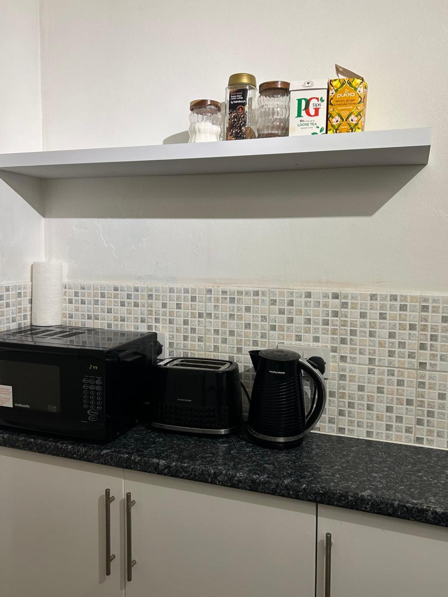 One Bedroom Flat In Chiswick W4 Londen Buitenkant foto