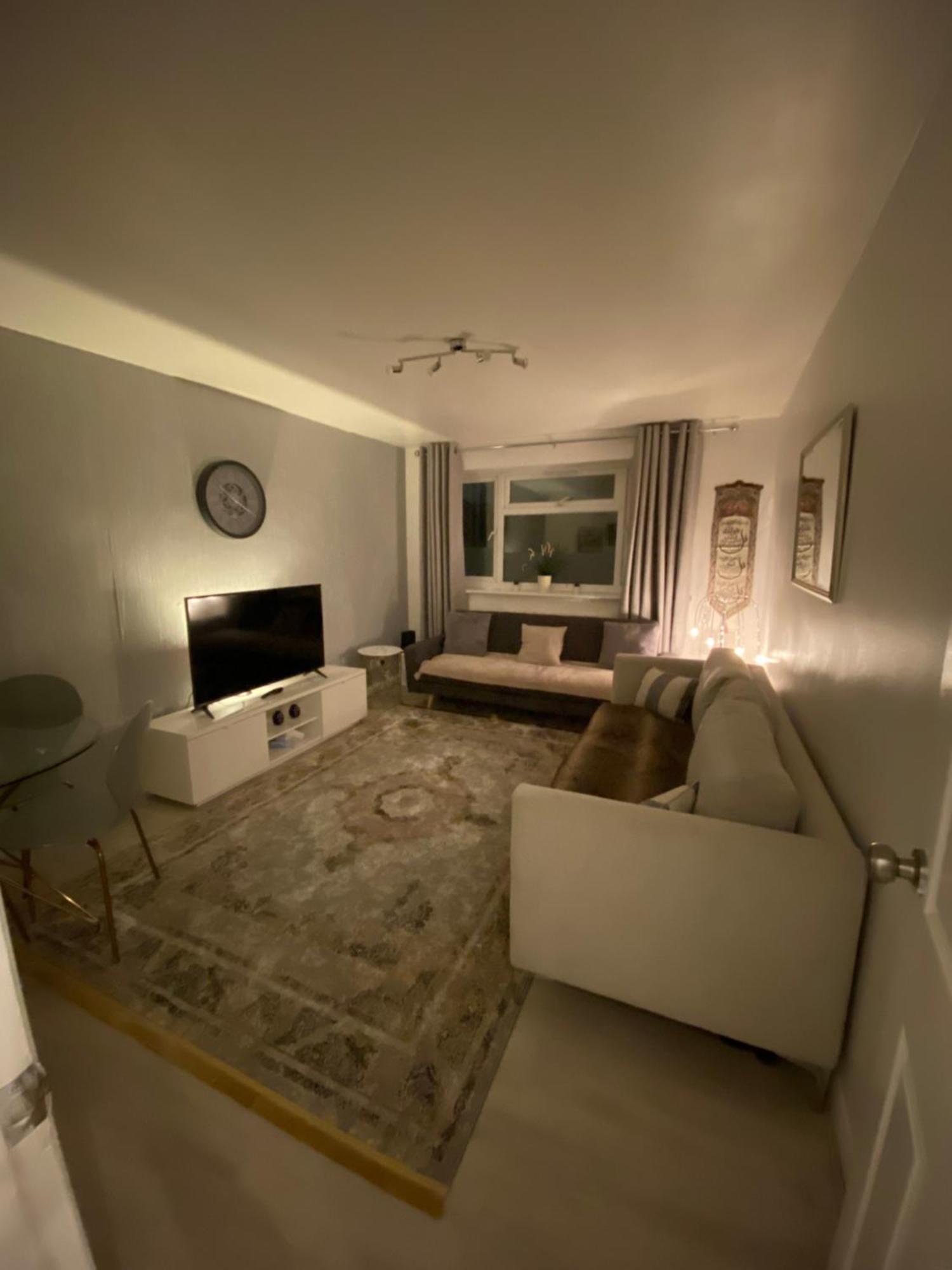 One Bedroom Flat In Chiswick W4 Londen Buitenkant foto