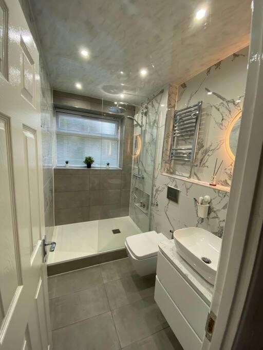 One Bedroom Flat In Chiswick W4 Londen Buitenkant foto
